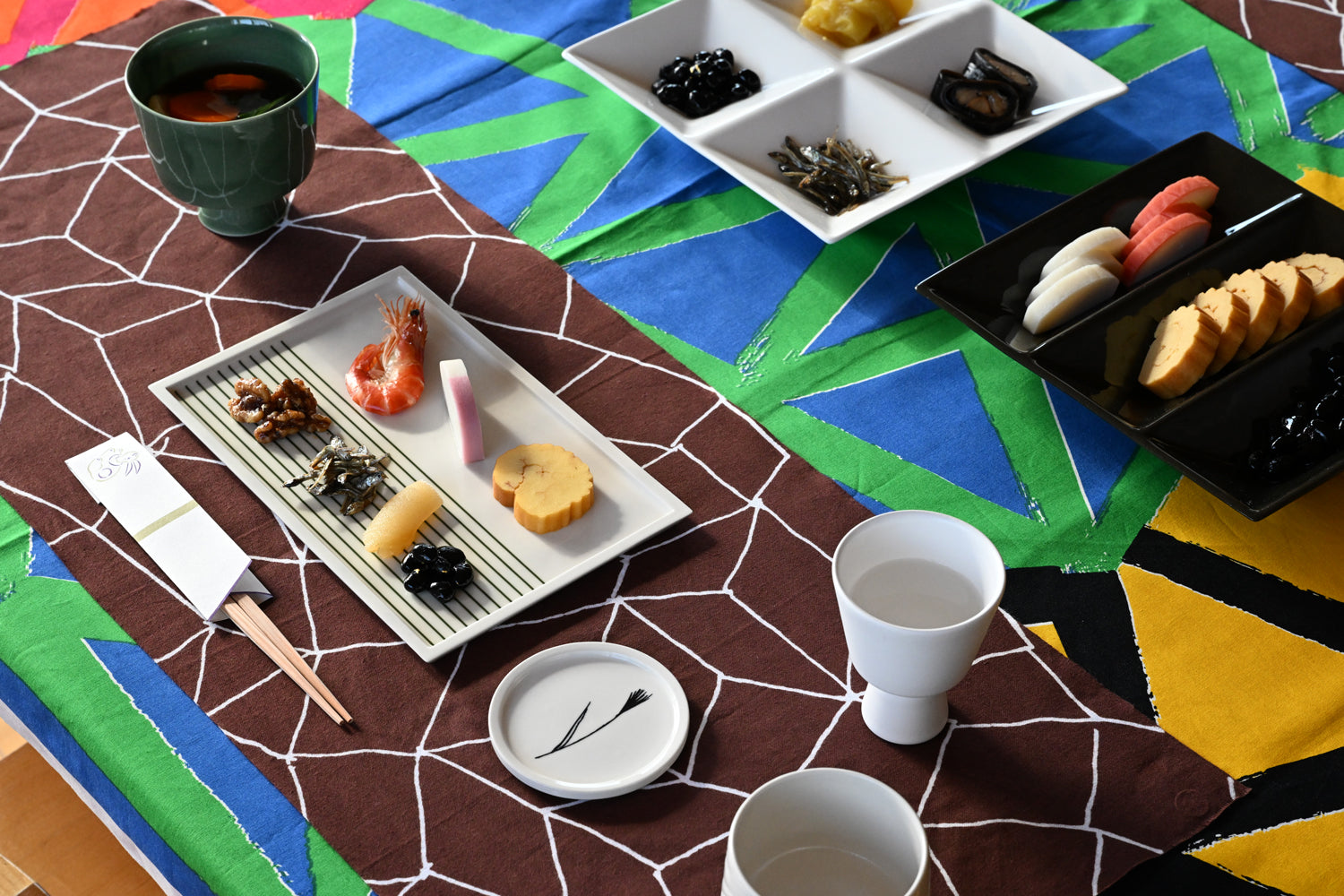 ハレの日を彩る長角皿「MIZUHIKI」 – Mustakivi