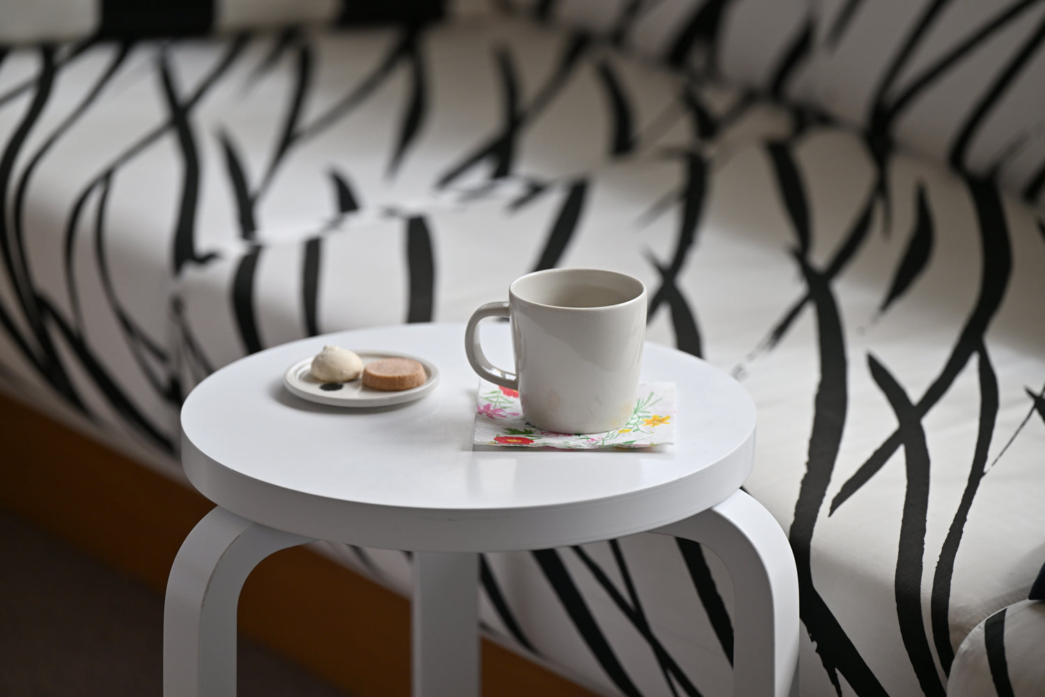 暮らしに馴染む、石本デザインのマグカップ – Mustakivi