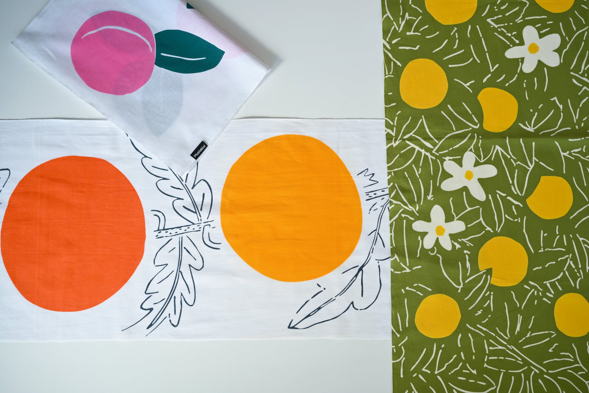 石本藤雄が描いた果物をてぬぐいに