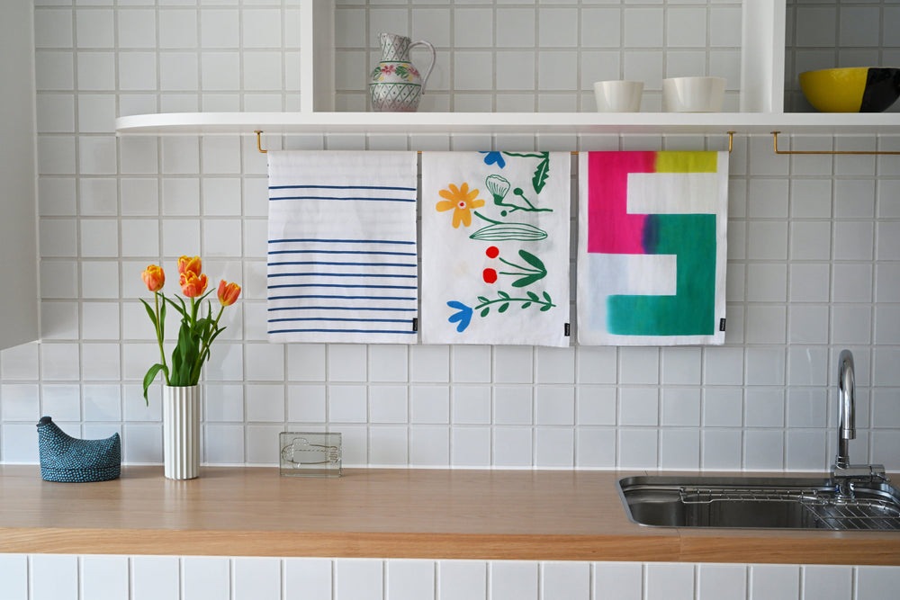 石本藤雄が描く、春を愛でる新作てぬぐい