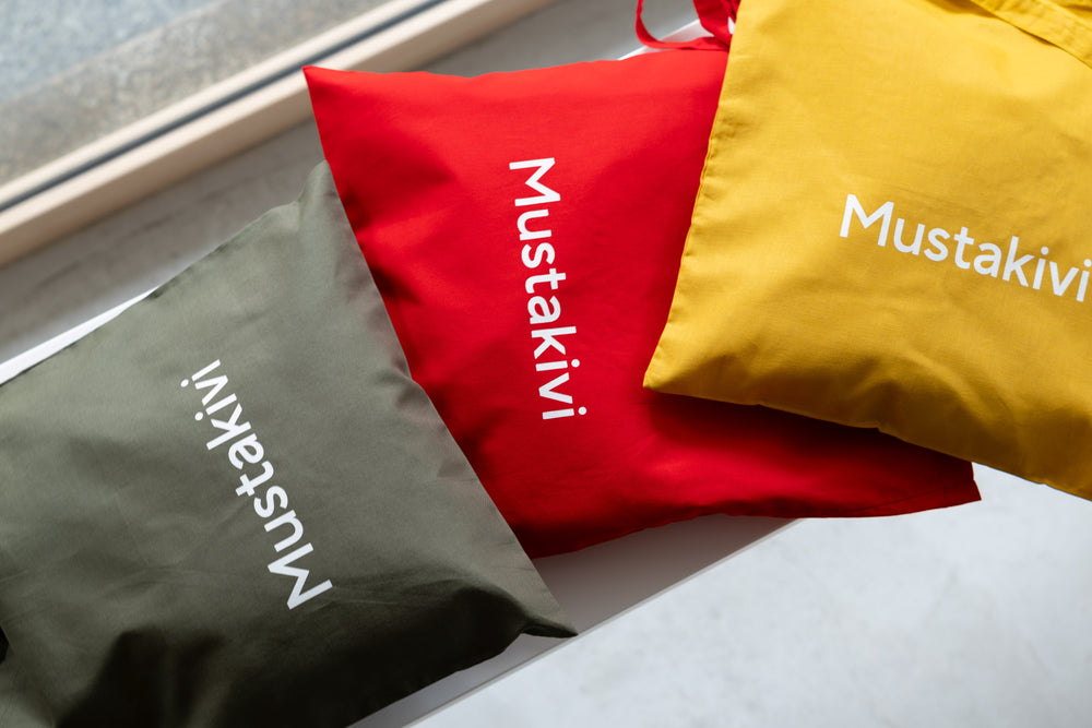 秋色 Mustakiviロゴトートバッグ