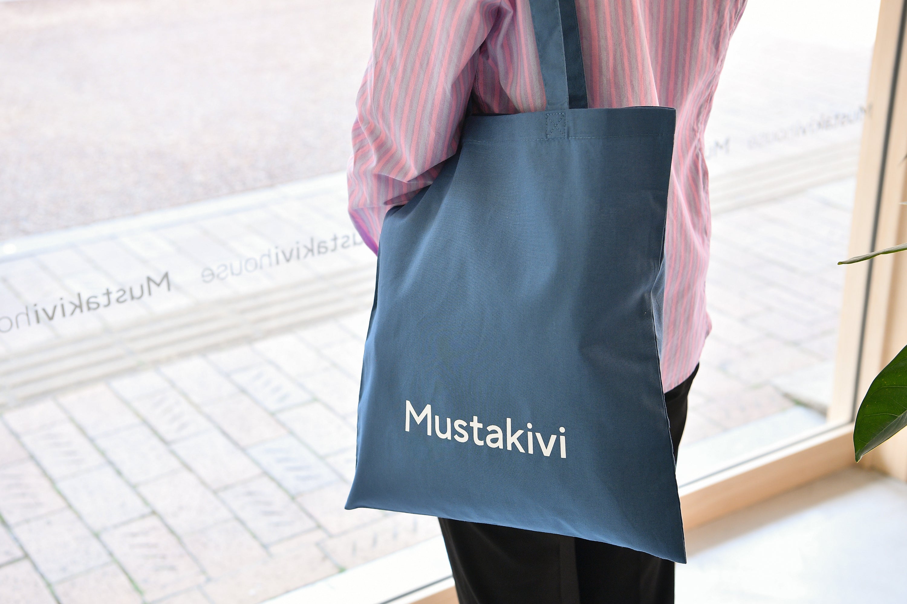 Mustakivi ロゴトートバッグ BLUE