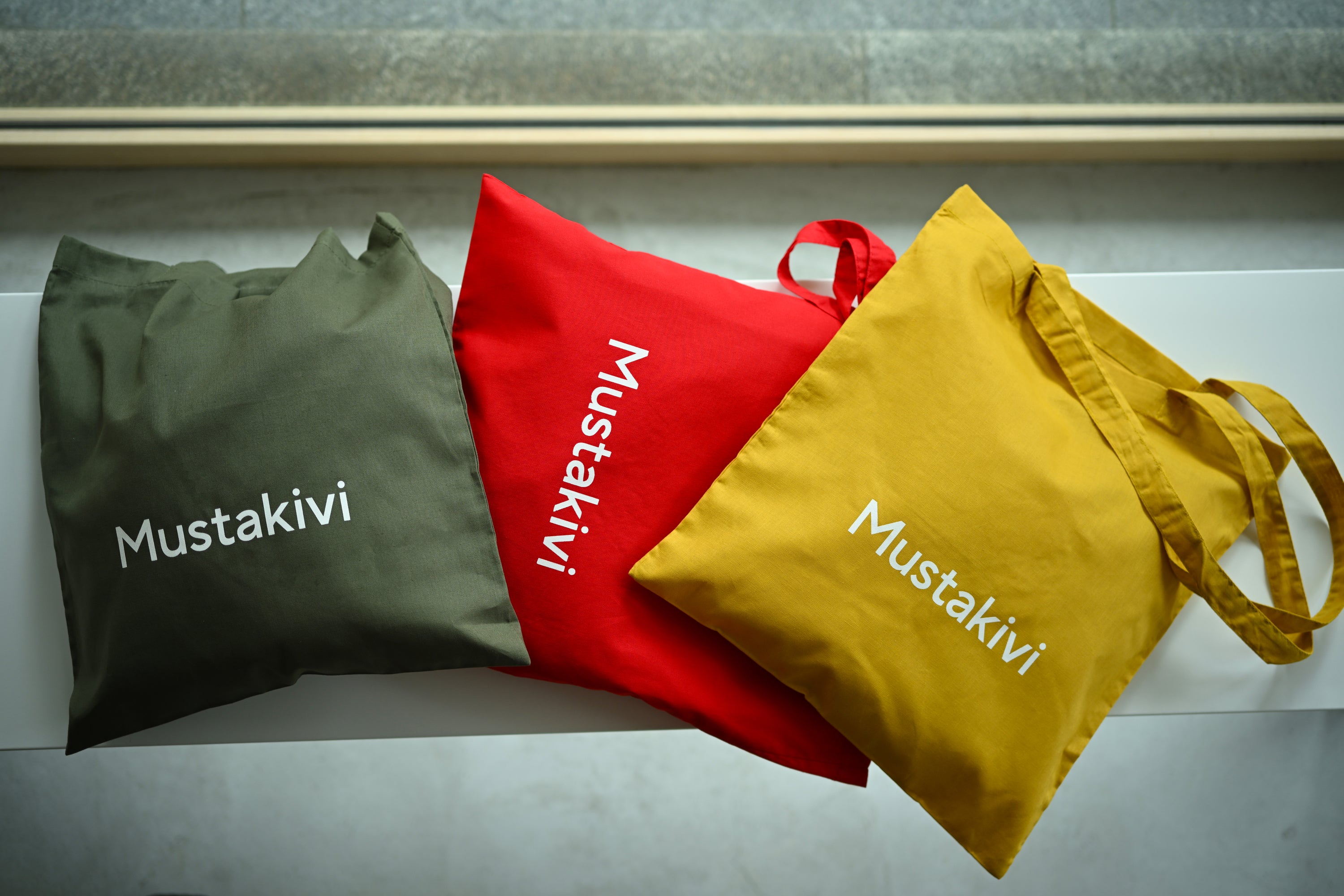 Mustakivi ロゴトートバッグ MUSTARD