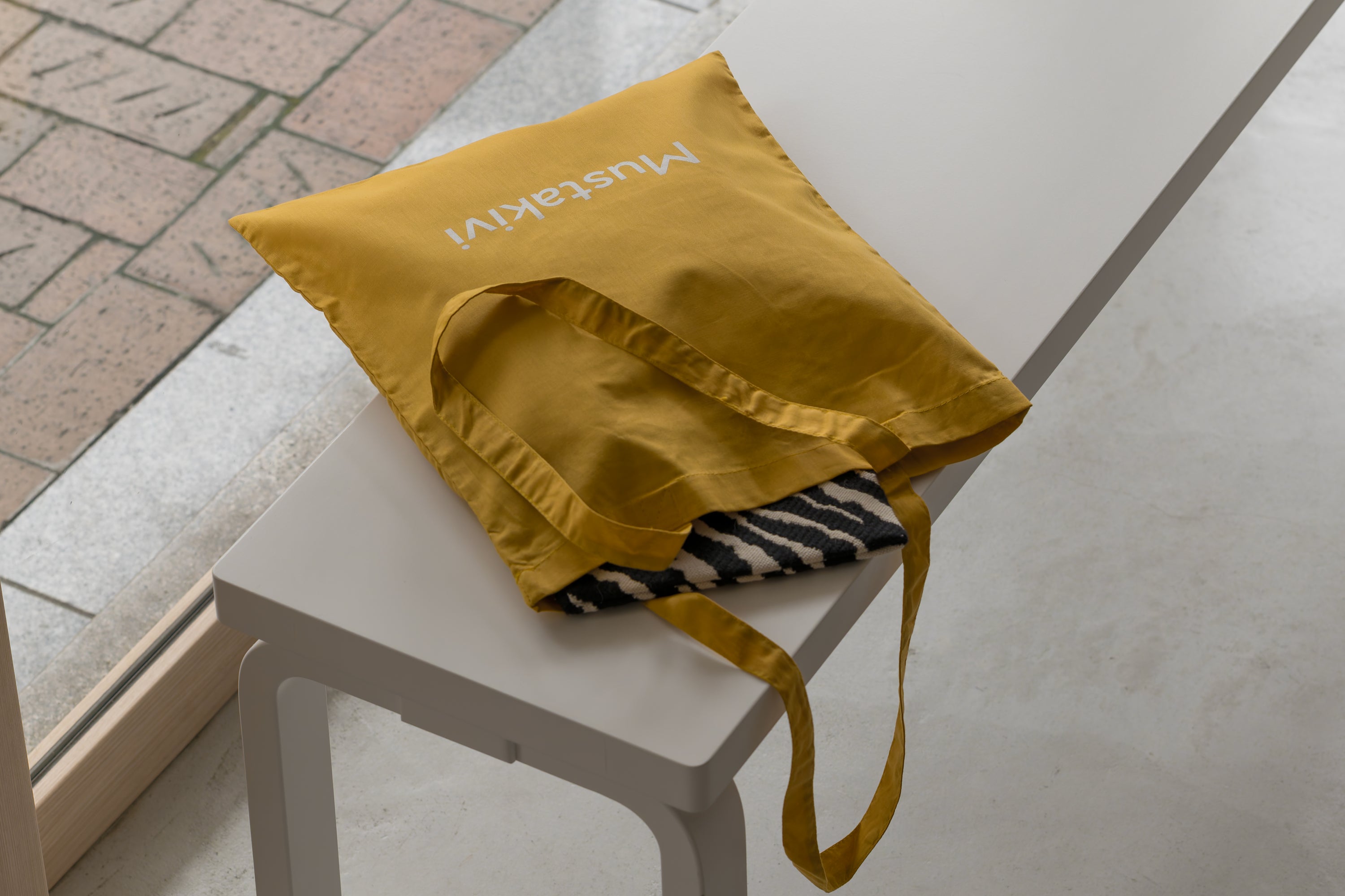 Mustakivi ロゴトートバッグ MUSTARD