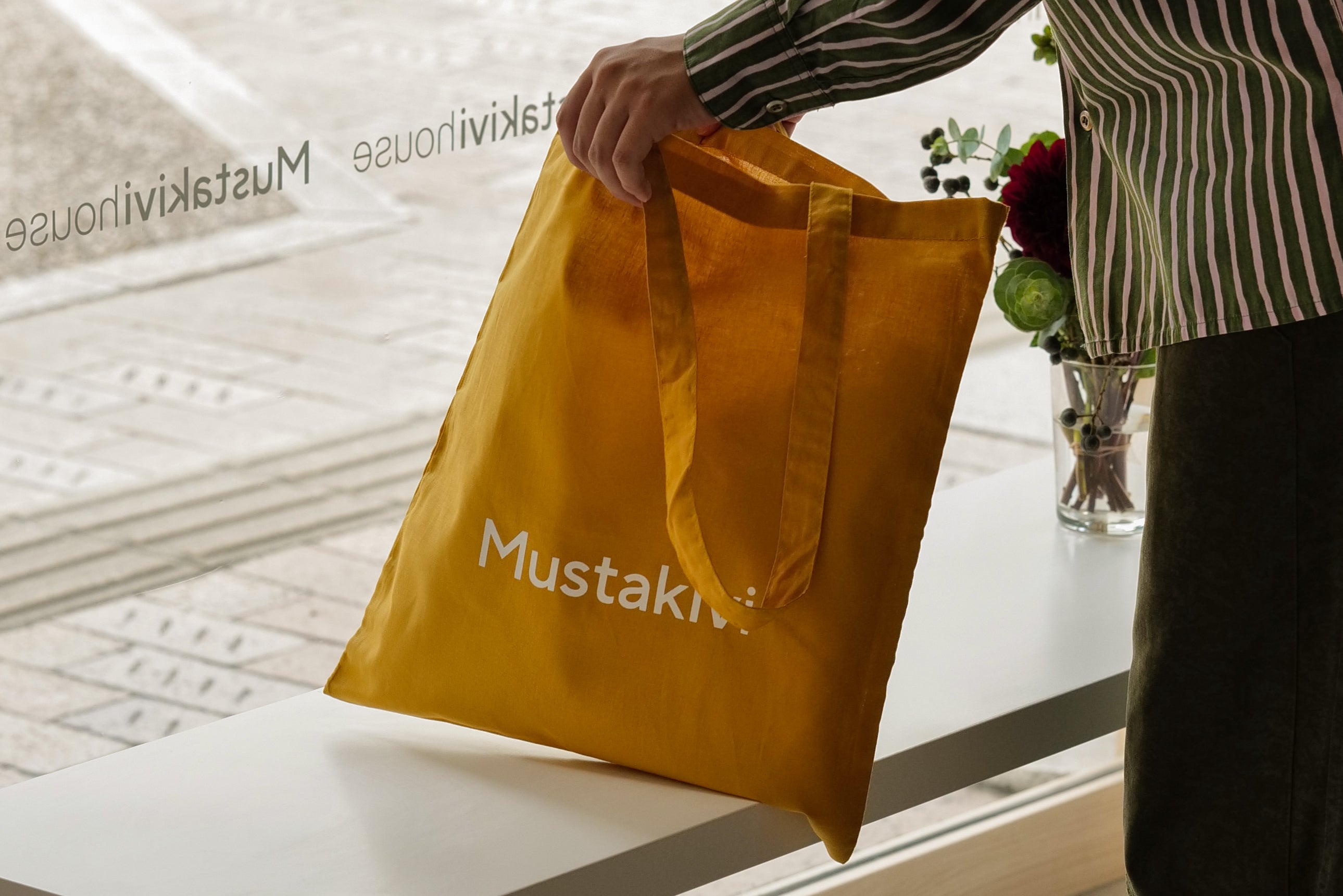 Mustakivi ロゴトートバッグ MUSTARD