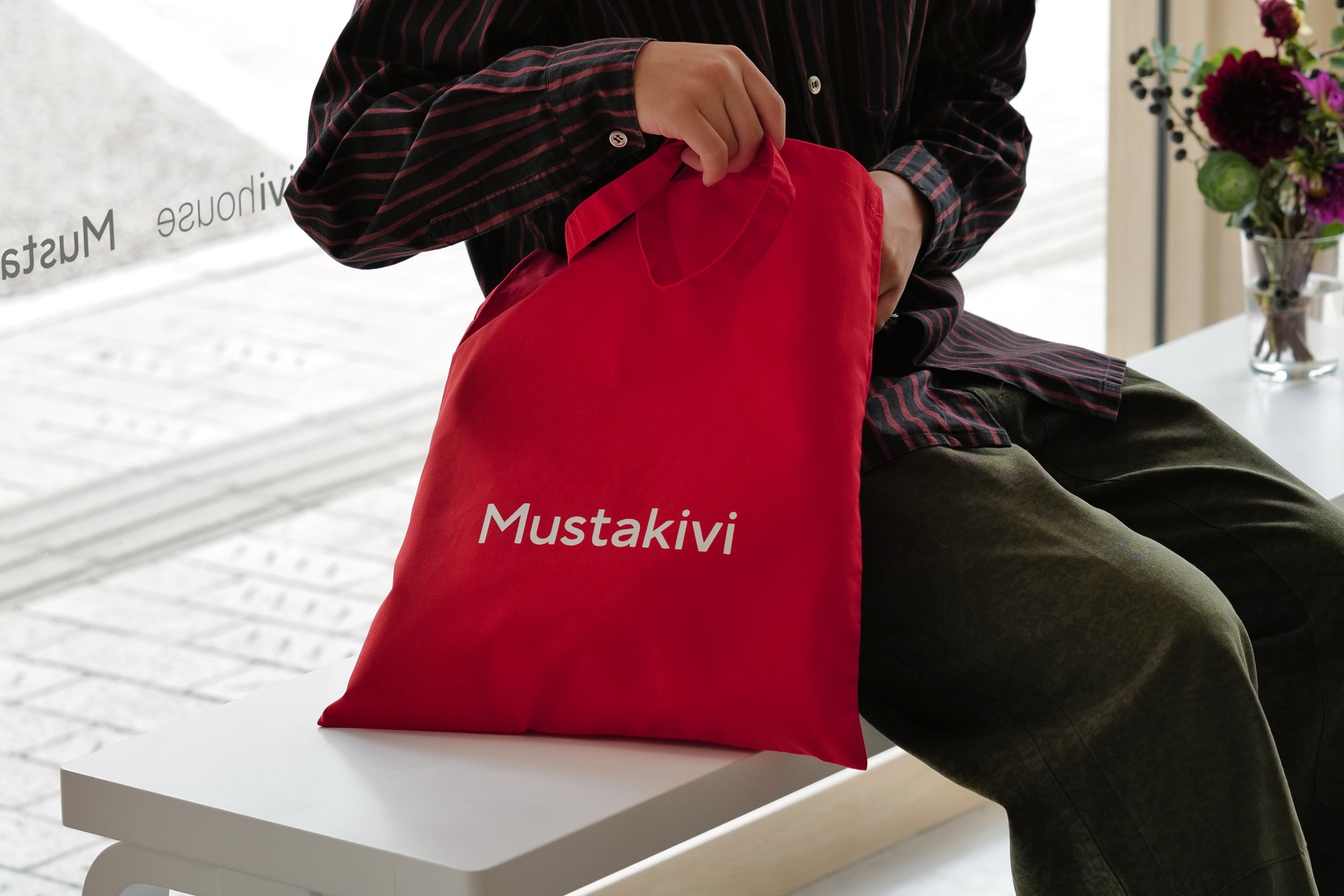 Mustakivi ロゴトートバッグ RED