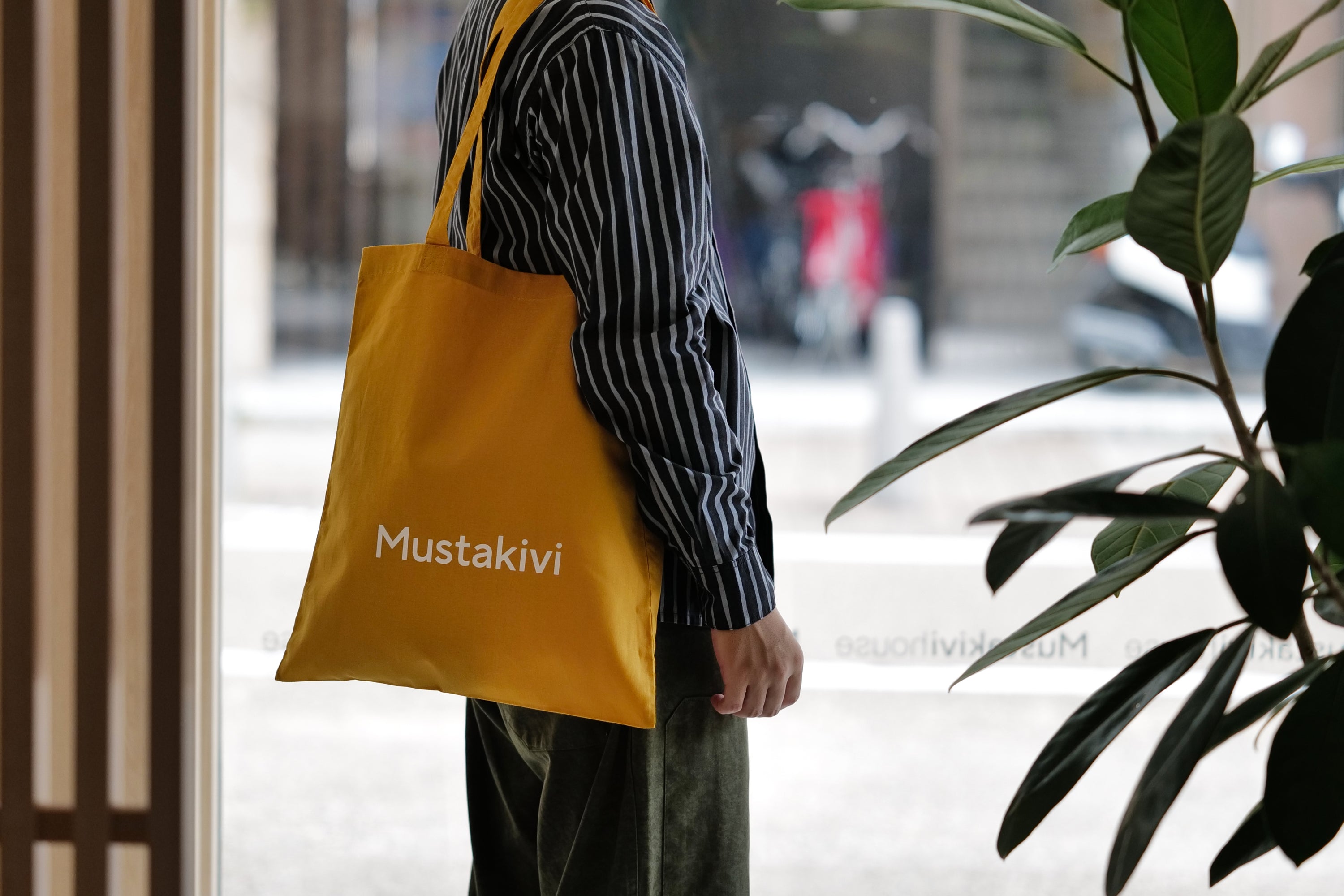 Mustakivi ロゴトートバッグ MUSTARD