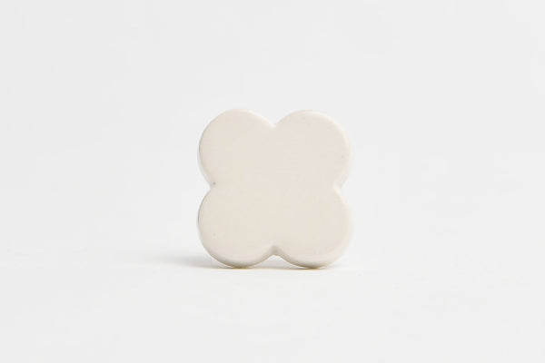 砥部焼ブローチ 花 WHITE | 石本藤雄デザインの食器、雑貨の通販